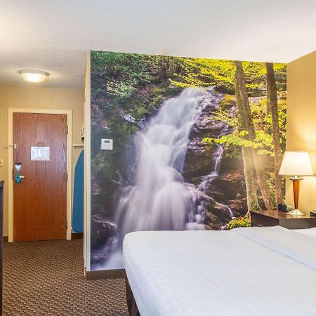 Clarion Pointe Harrisonburg Hotel Exterior photo