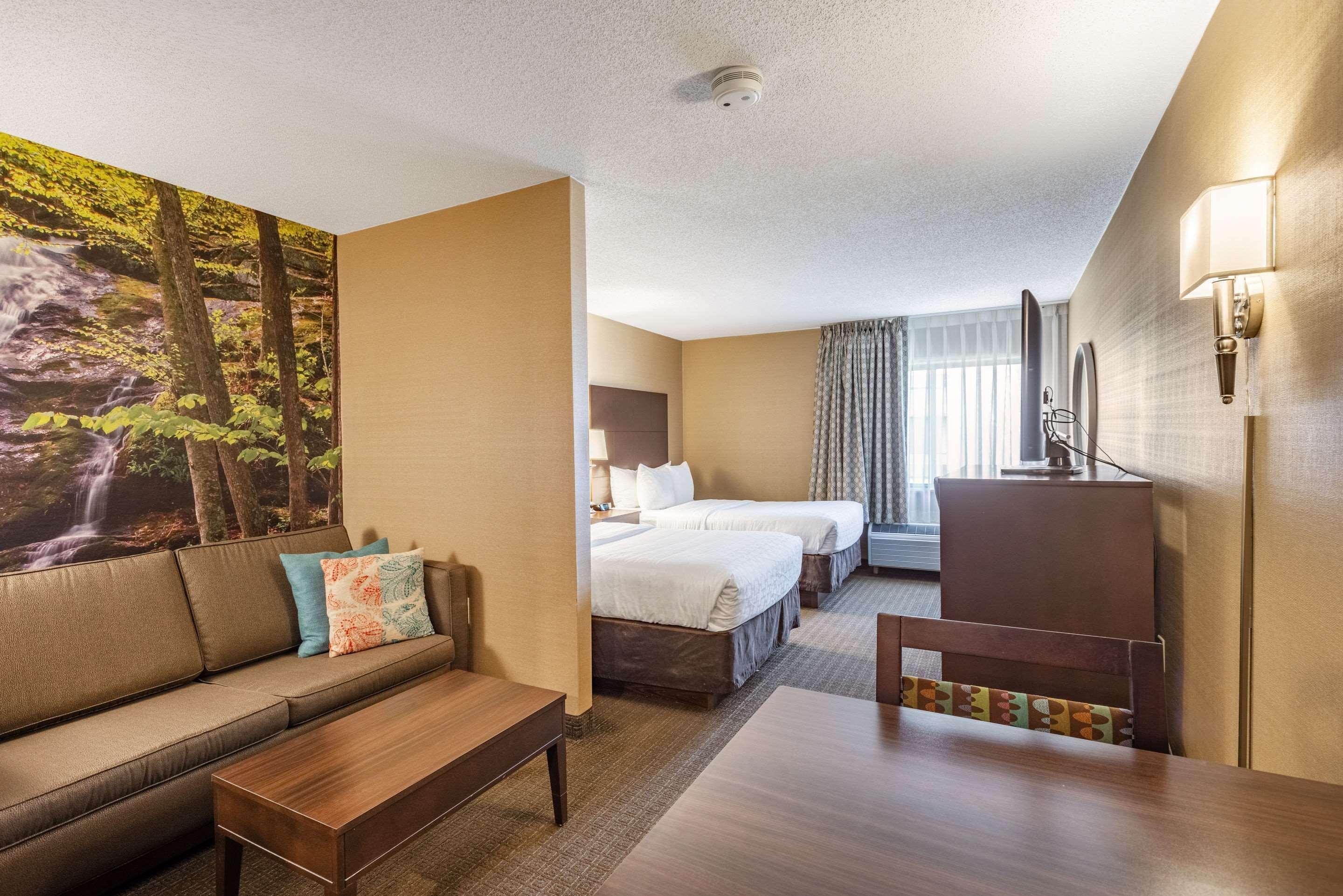 Clarion Pointe Harrisonburg Hotel Exterior photo