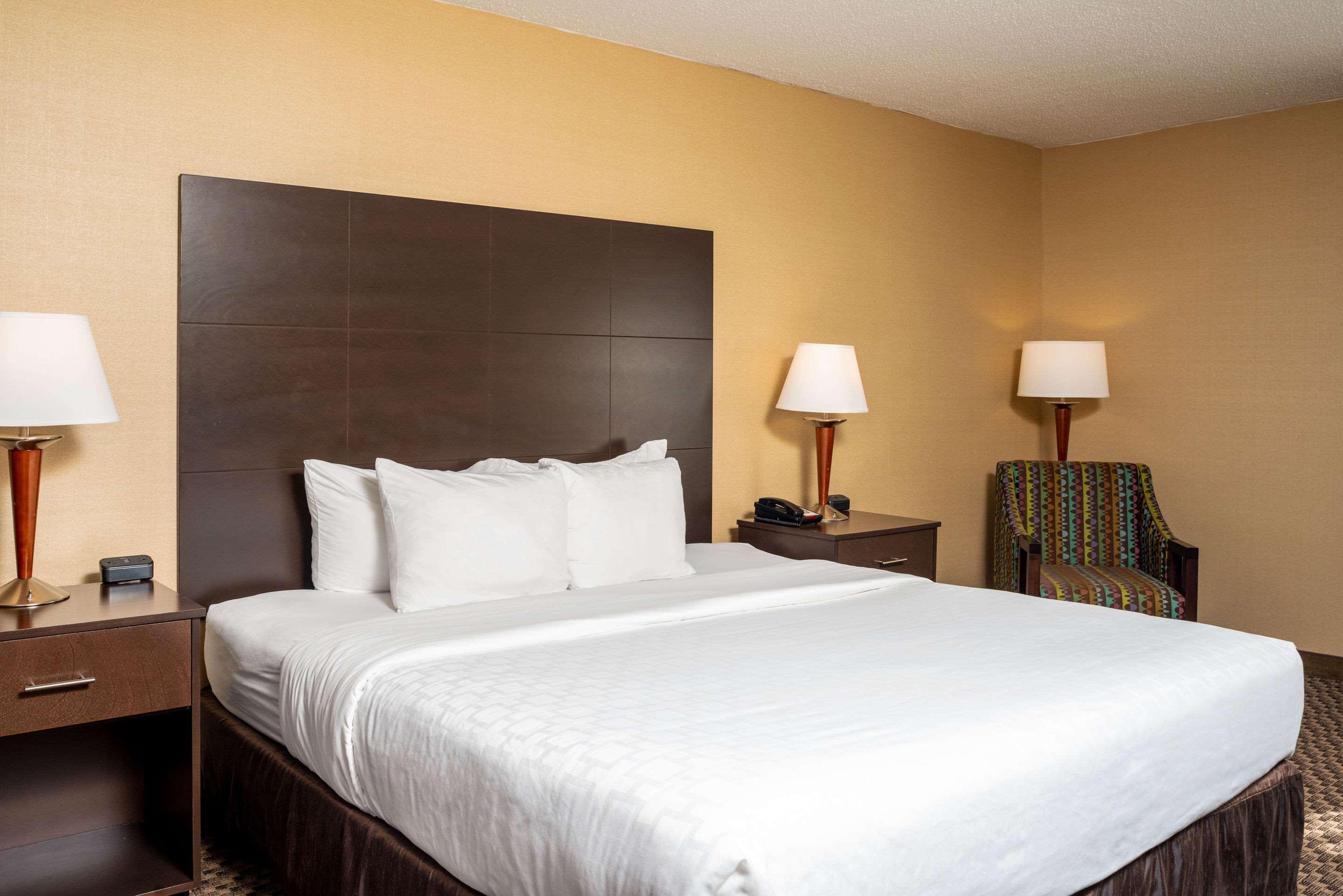 Clarion Pointe Harrisonburg Hotel Exterior photo