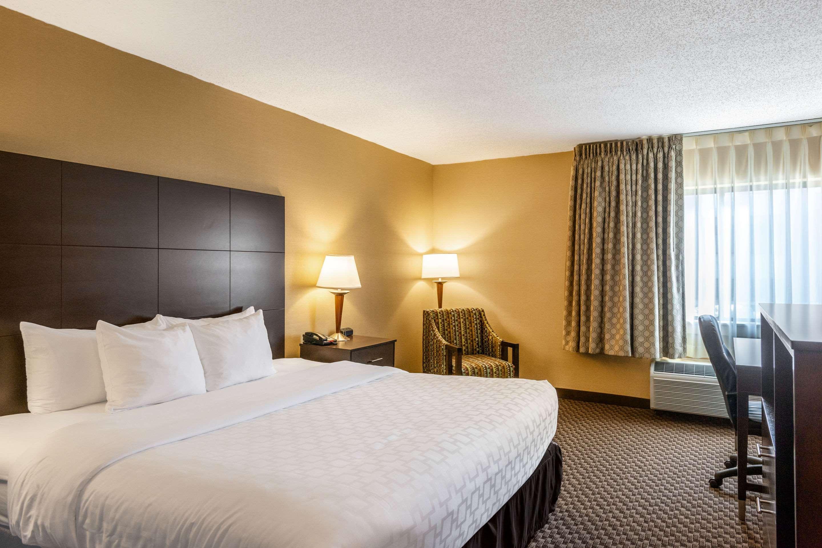 Clarion Pointe Harrisonburg Hotel Exterior photo
