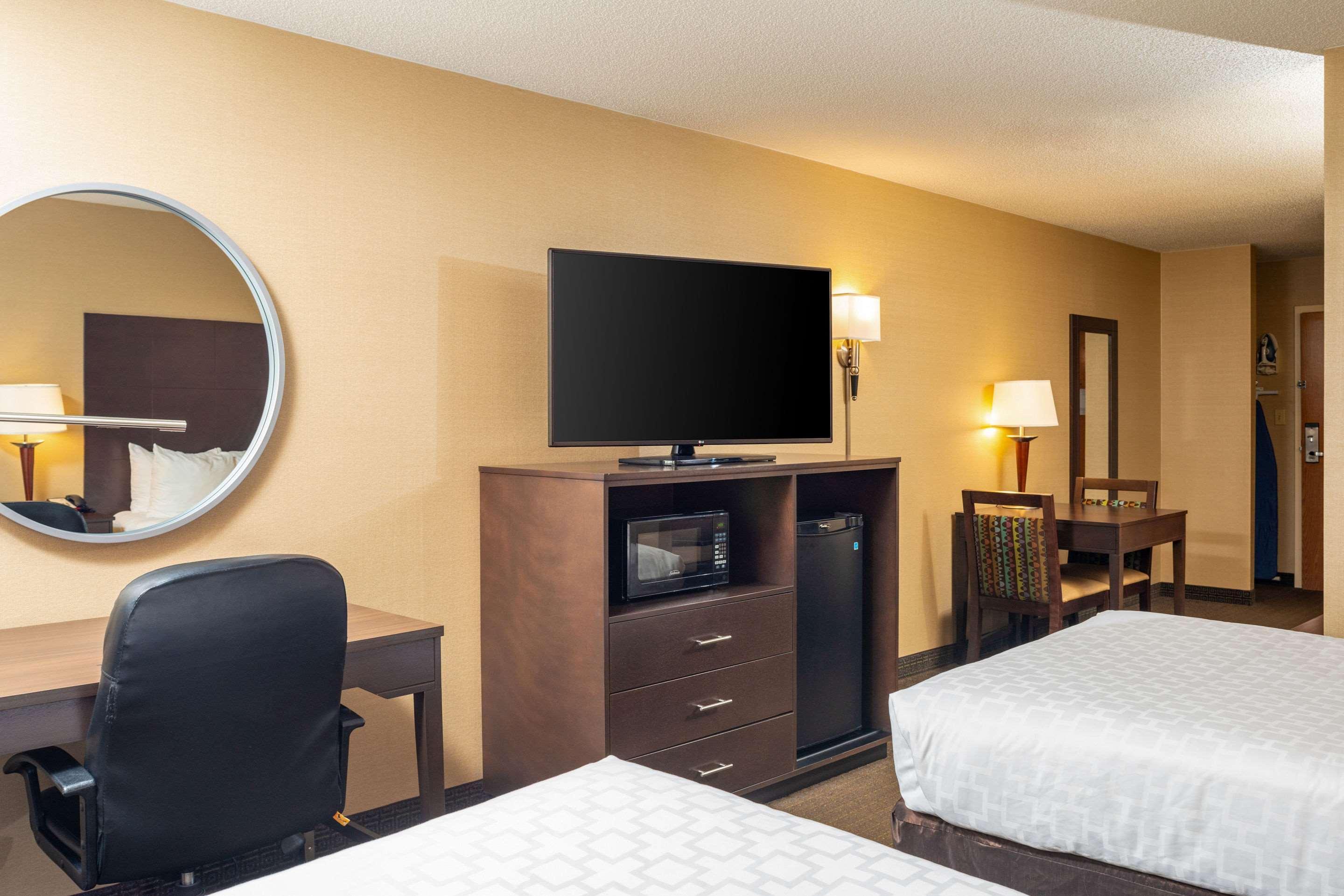Clarion Pointe Harrisonburg Hotel Exterior photo