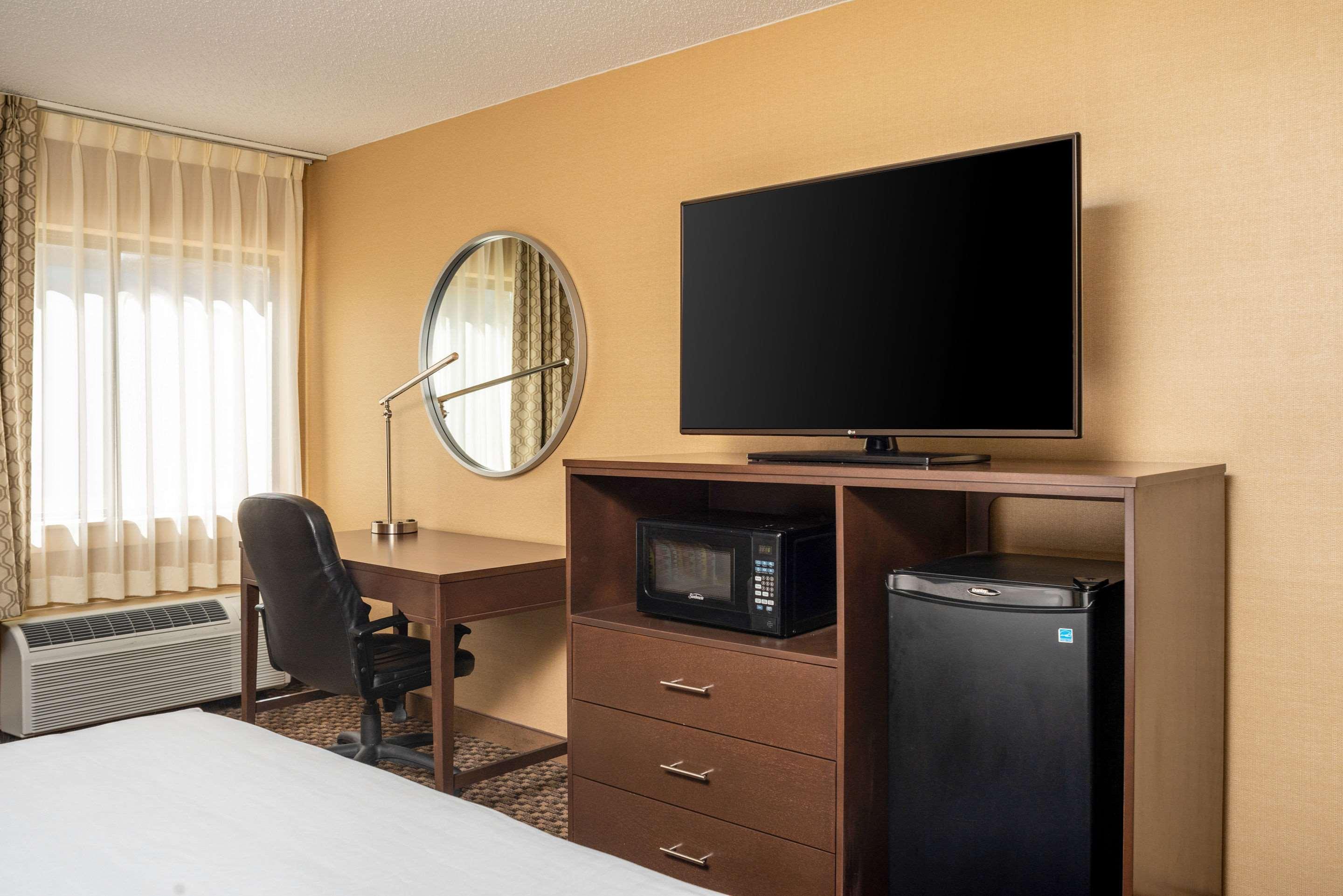 Clarion Pointe Harrisonburg Hotel Exterior photo