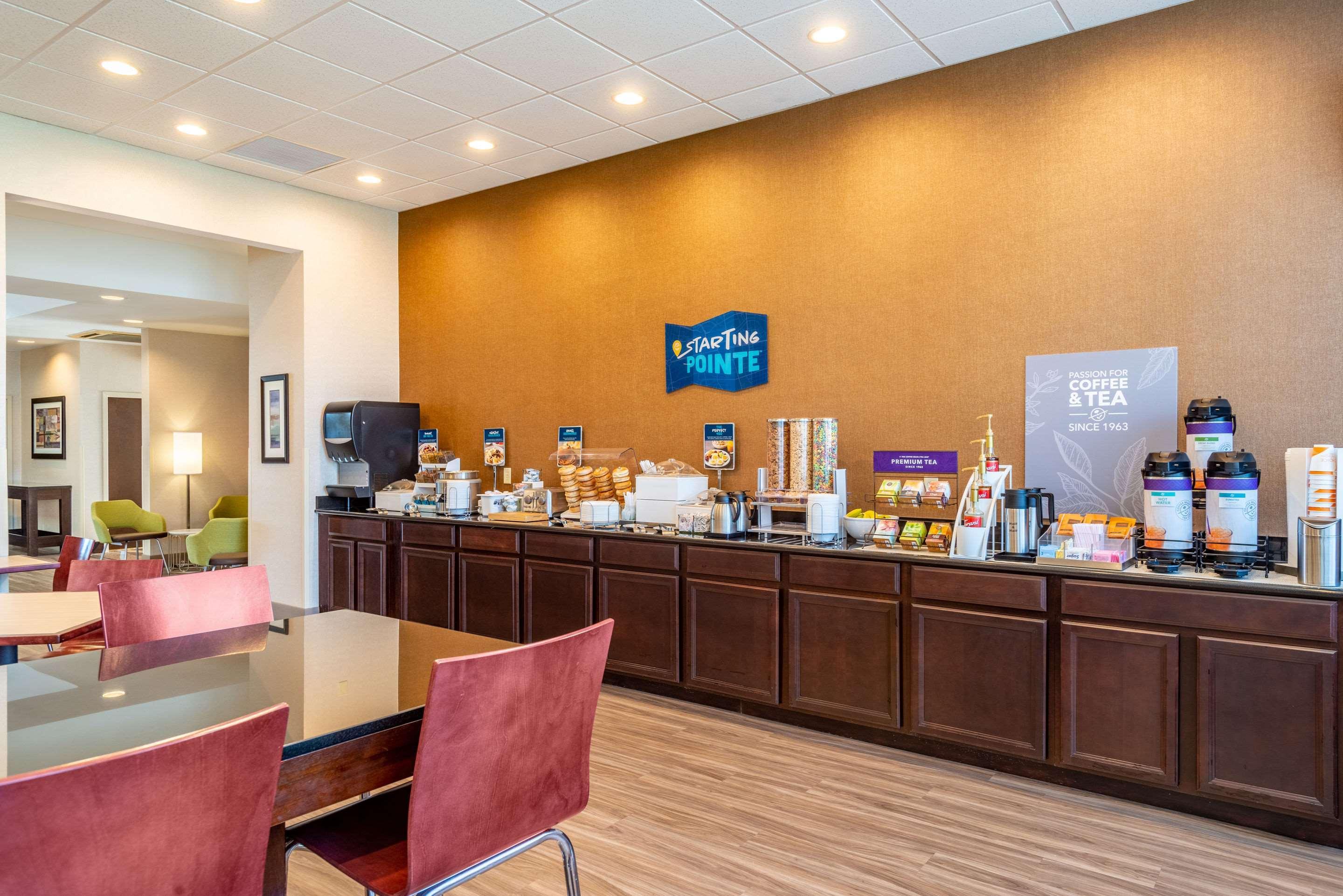 Clarion Pointe Harrisonburg Hotel Exterior photo