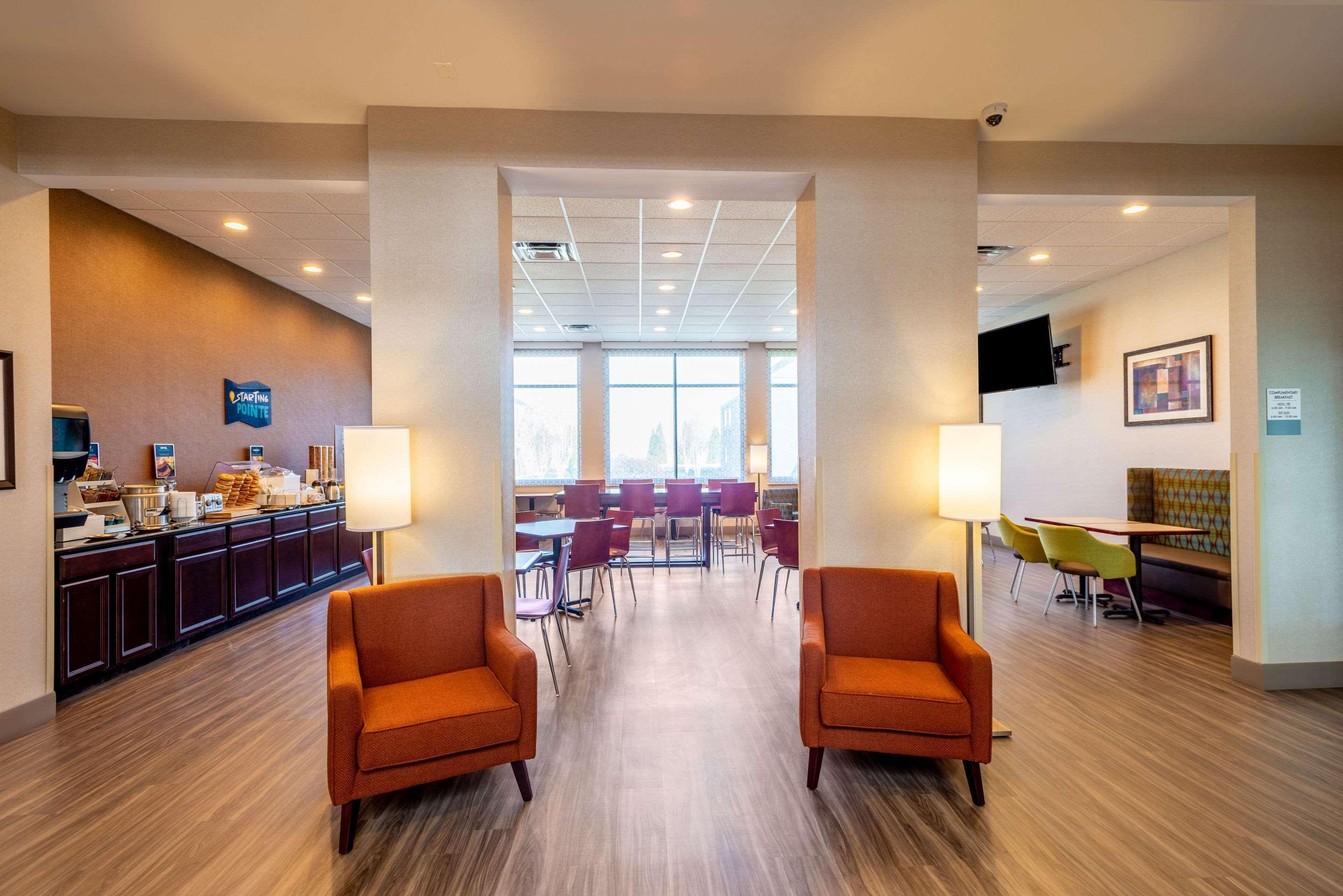 Clarion Pointe Harrisonburg Hotel Exterior photo