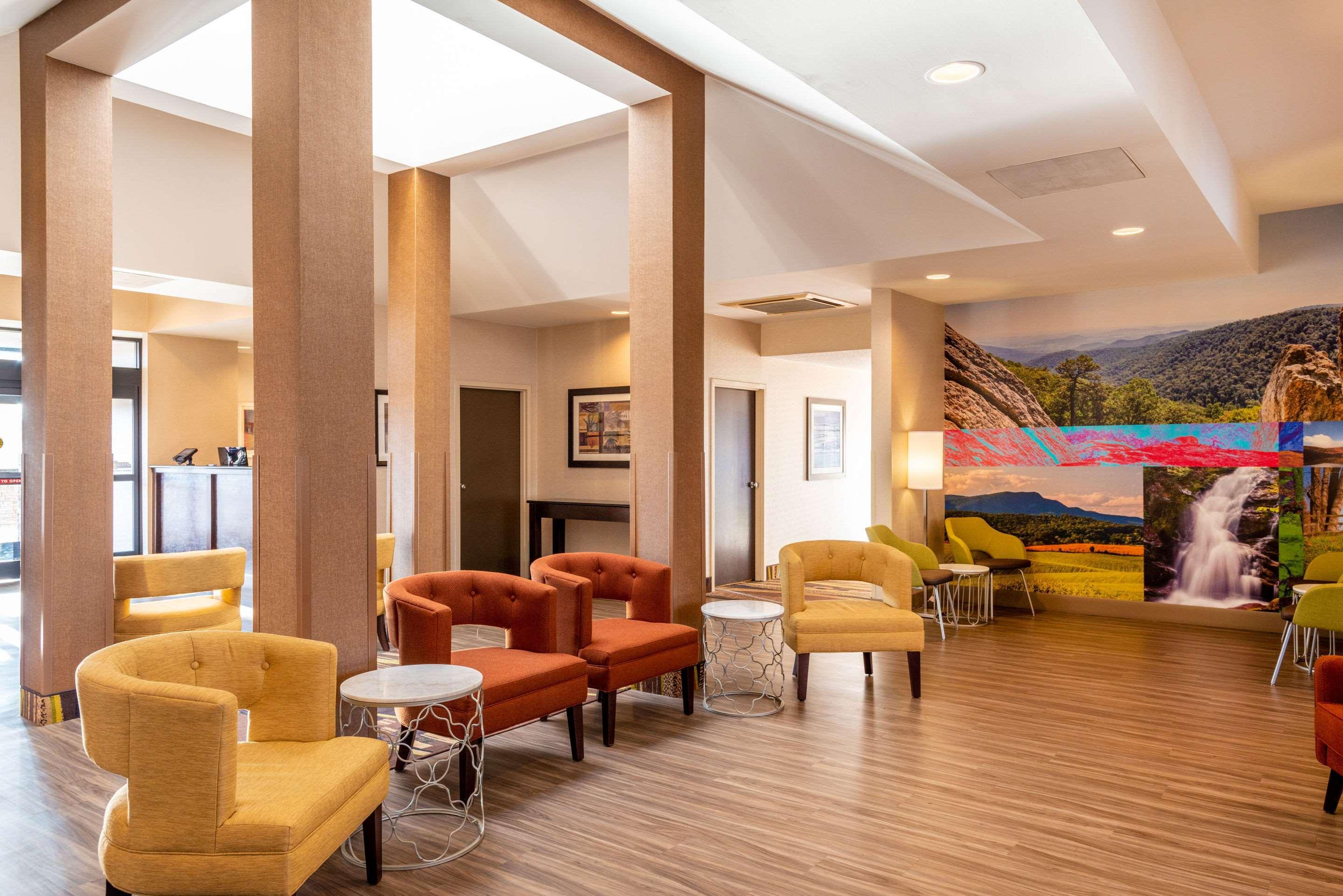 Clarion Pointe Harrisonburg Hotel Exterior photo