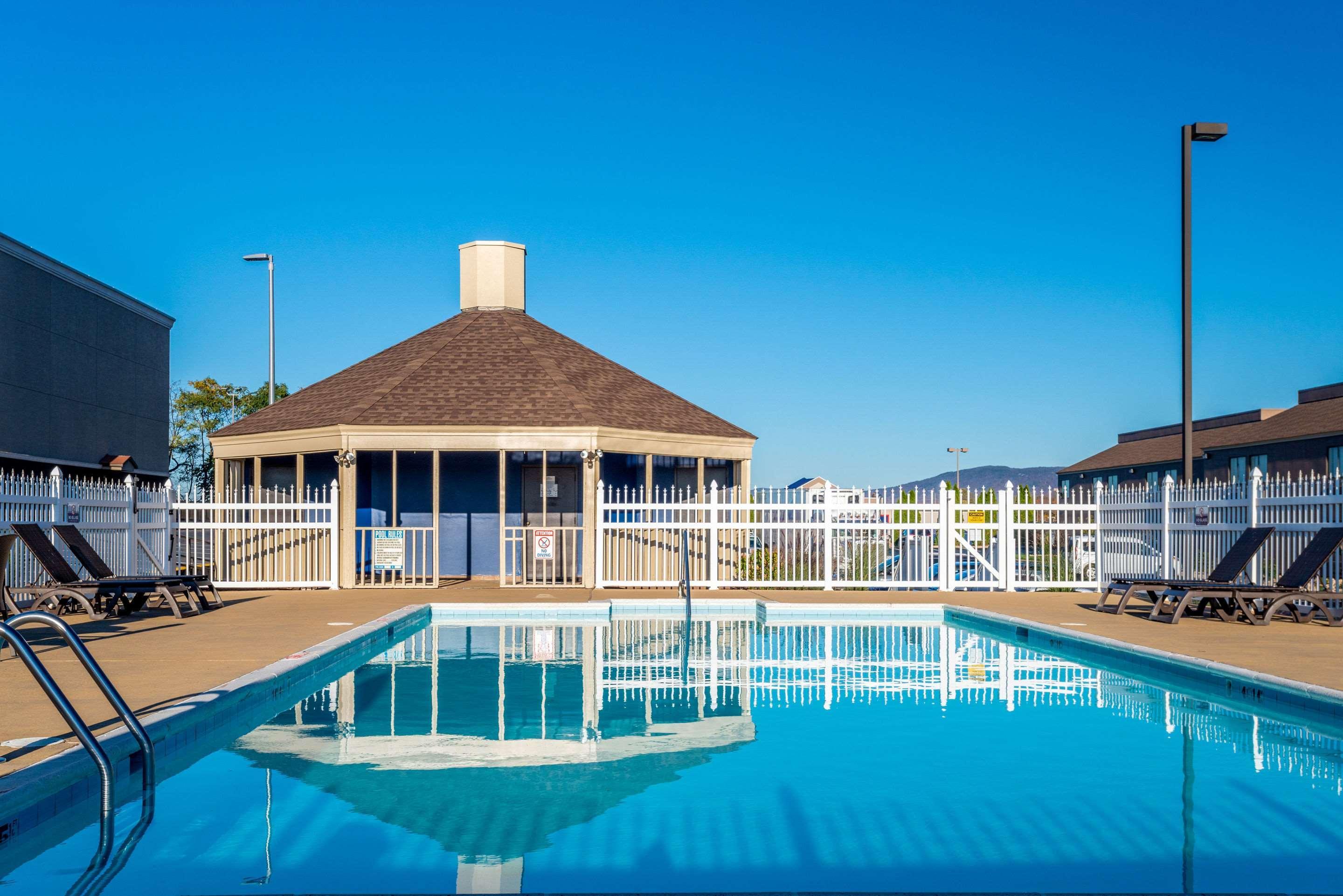 Clarion Pointe Harrisonburg Hotel Exterior photo