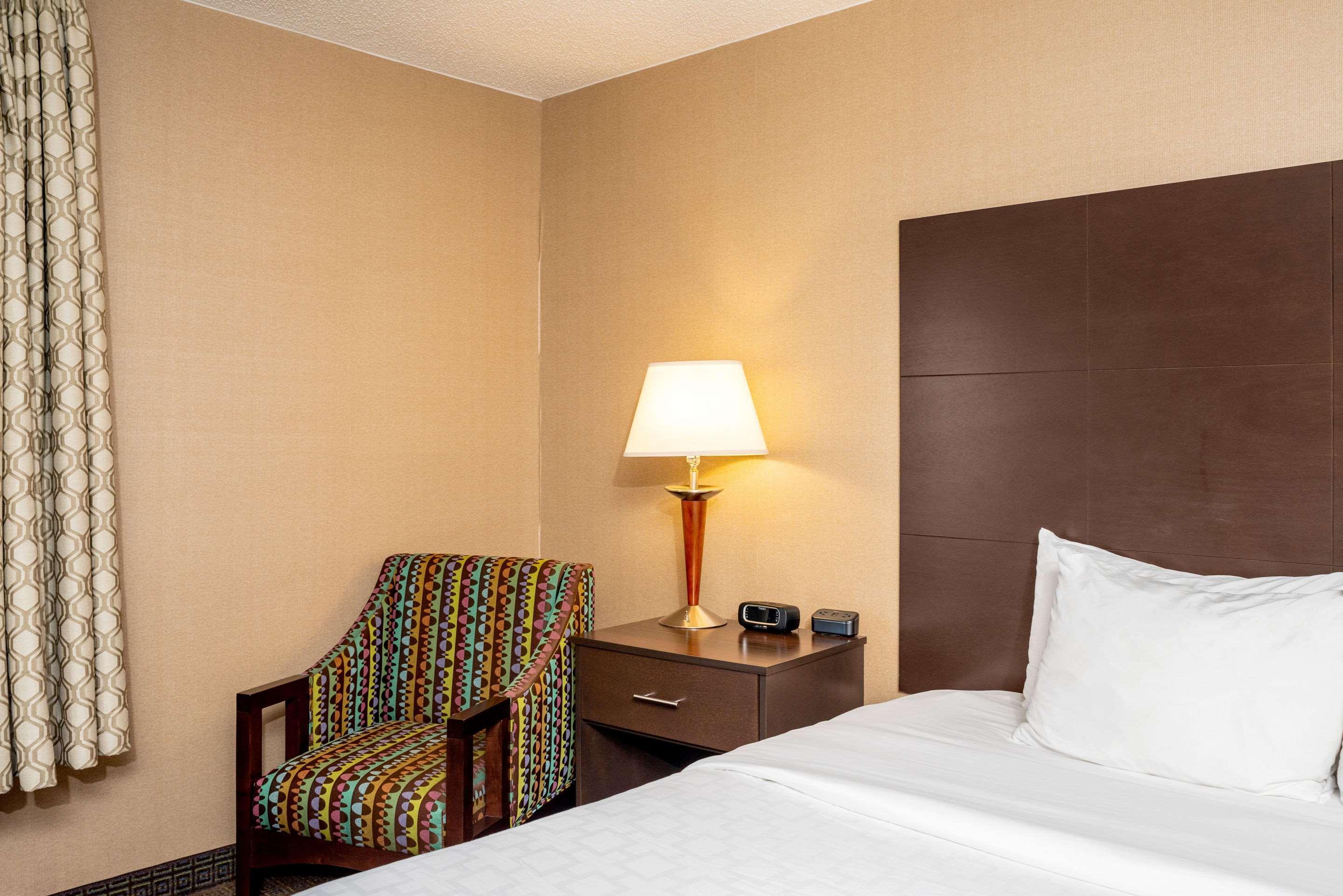 Clarion Pointe Harrisonburg Hotel Exterior photo