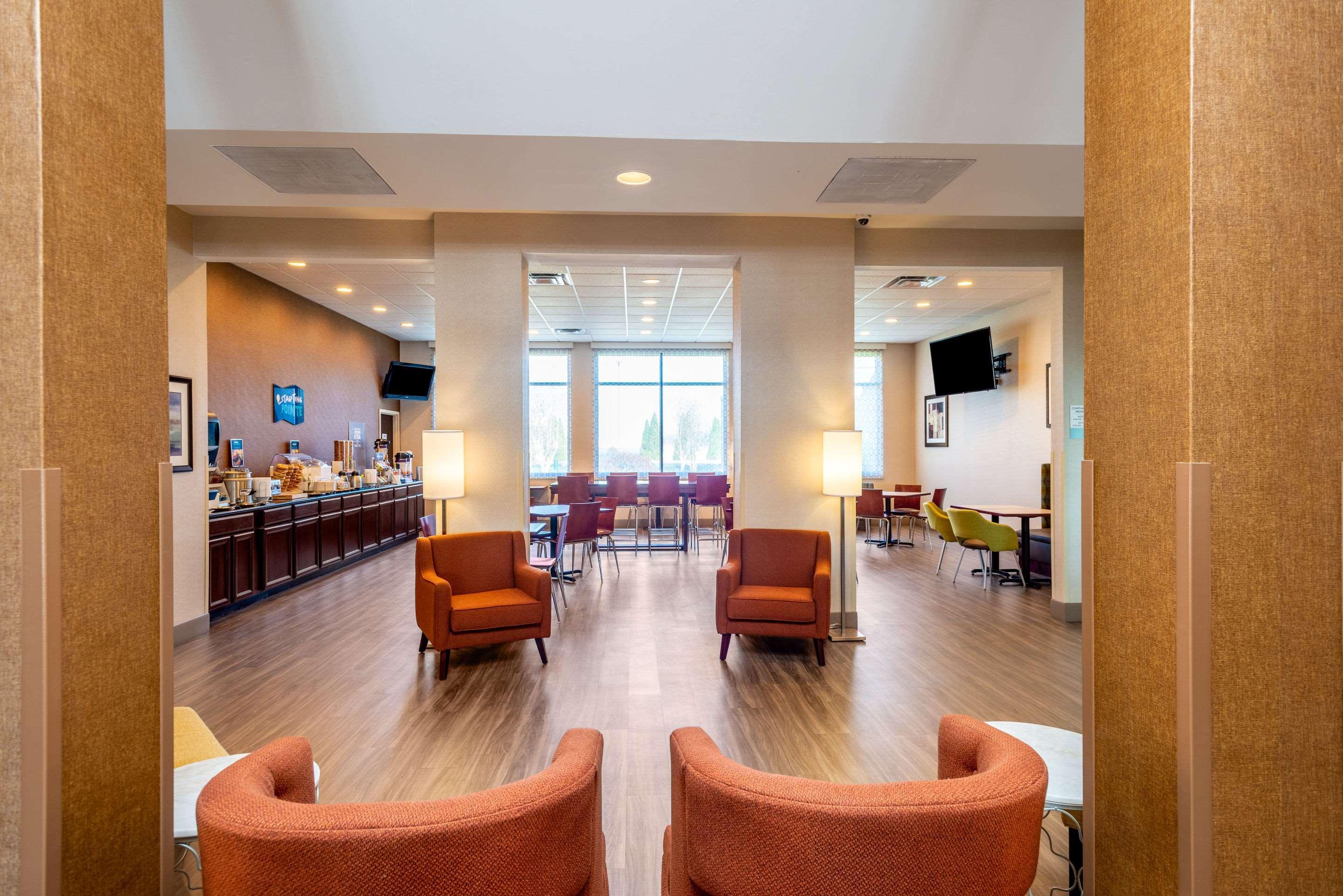 Clarion Pointe Harrisonburg Hotel Exterior photo