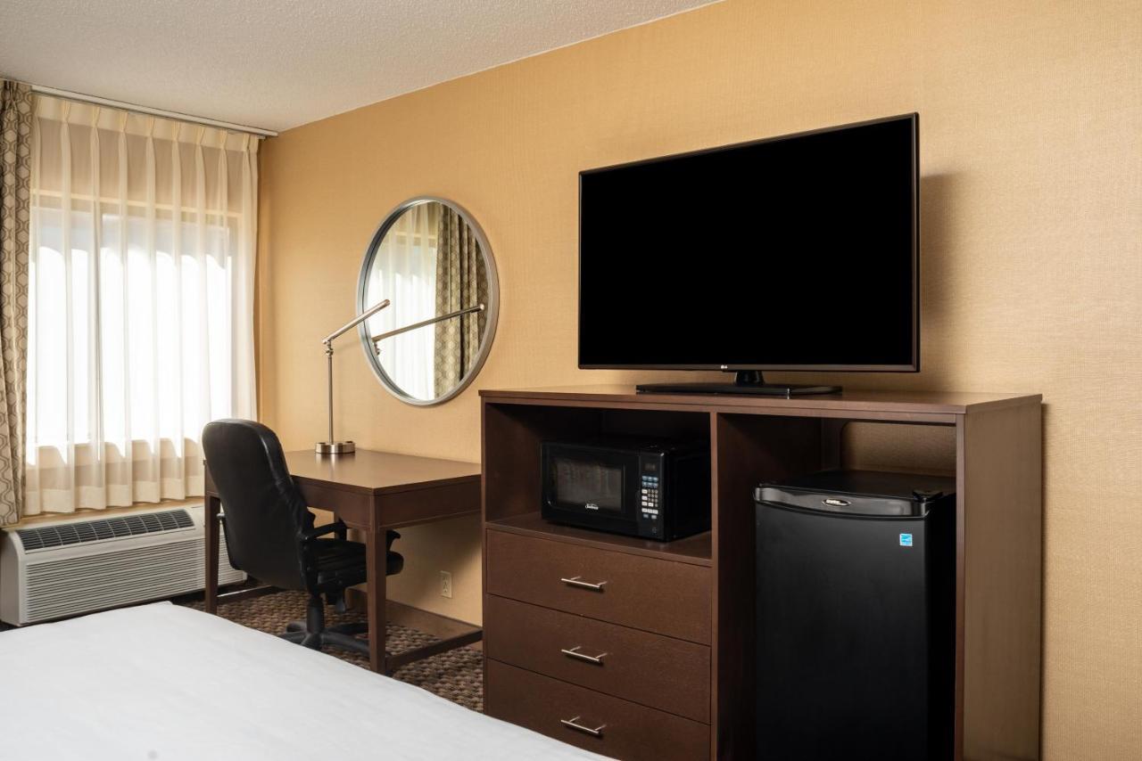 Clarion Pointe Harrisonburg Hotel Exterior photo