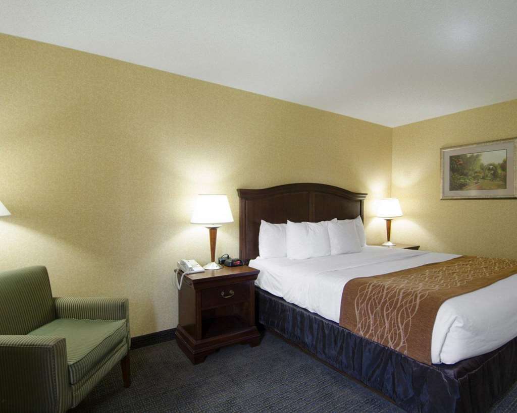 Clarion Pointe Harrisonburg Hotel Room photo