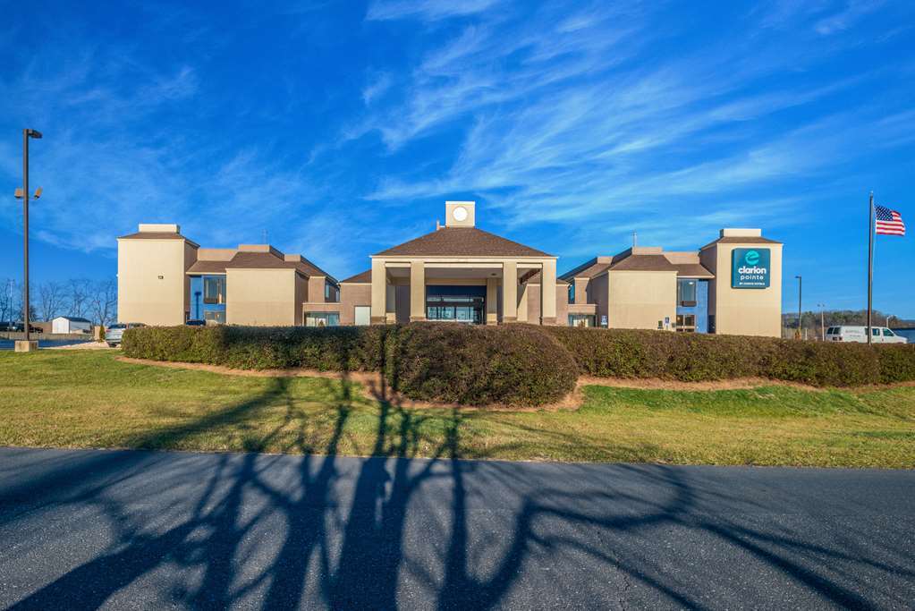 Clarion Pointe Harrisonburg Hotel Exterior photo